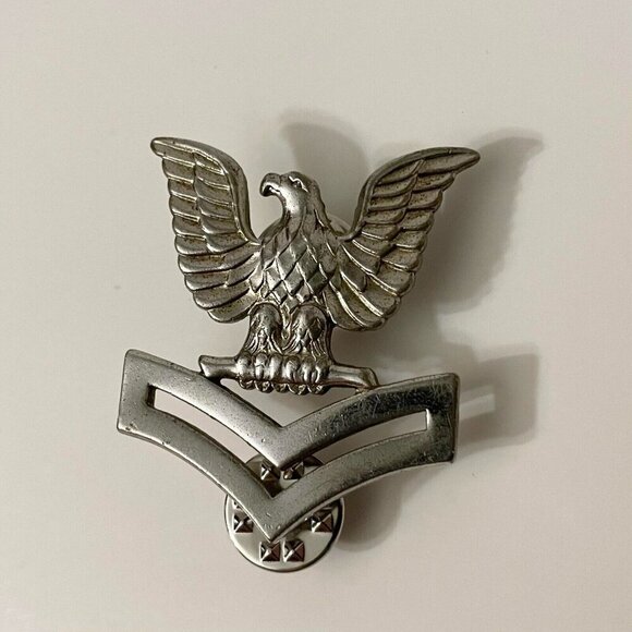 US Navy Petty Officer Second Class Hat Badge Pin  V 21 N - Picture 9 of 9